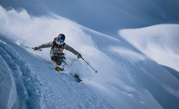 freeriden voor beginners Freerider rijdt een besneeuwde helling af