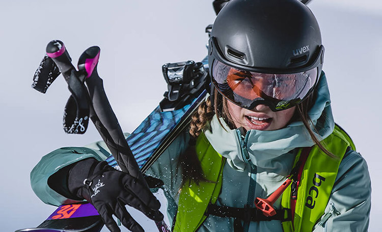 De belangrijkste factoren bij freeriden? Het juiste materiaal Close-up van een skiester