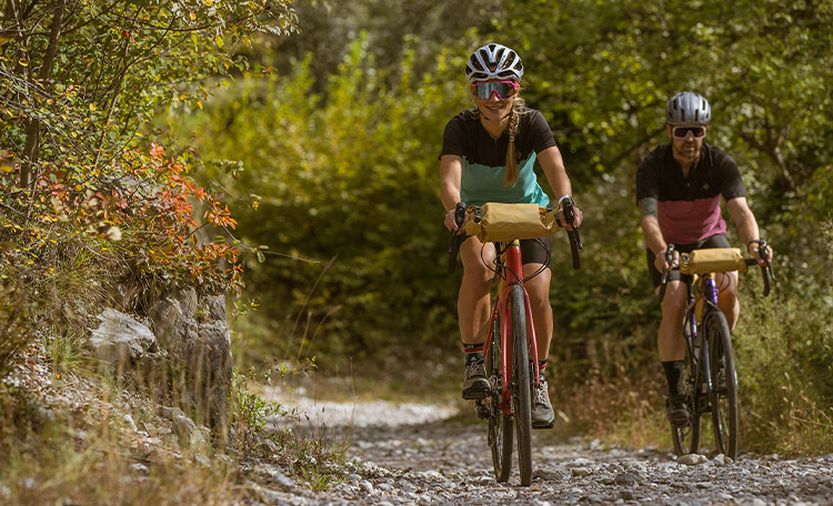 Net als fietsen, of het nu gaat om mountainbiken, gravelbiken of wielrennen. wee fietsers op een grindpad.