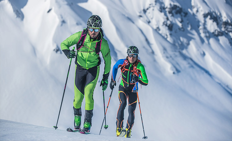 Wil je bij de volgende race sneller zijn? Dan moet je je training heroverwegen en inzetten op intervaltraining. Twee mannen bij een skitoerwedstrijd.