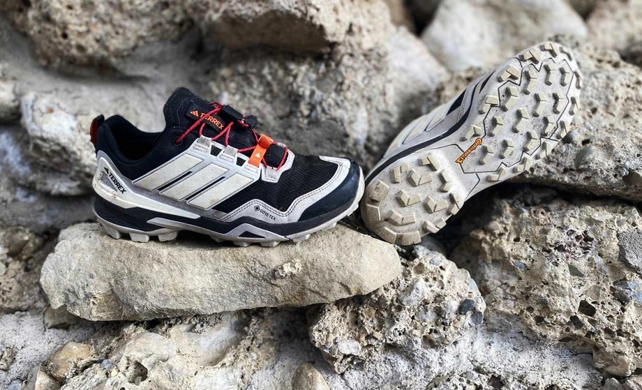 De adidas Terrex Skychaser GTX wandelschoenen zijn allrounders voor wandelen en vrije tijd. Adidas Terrex Skychaser GTX-schoenen liggen op een steen; C. Christina Bisanz Sichert.
