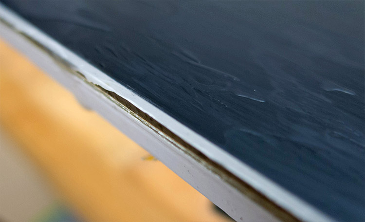 Ski's op de juiste manier opbergen Close-up van veel wax op een ski