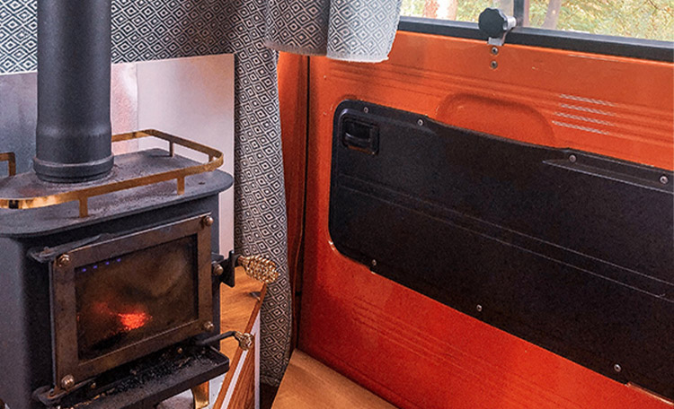 Een oven: Super knus – maar vuur in een campervan brengt ook risico's met zich mee. Informeer jezelf goed als je voor deze optie kiest. Een oven in de campervan