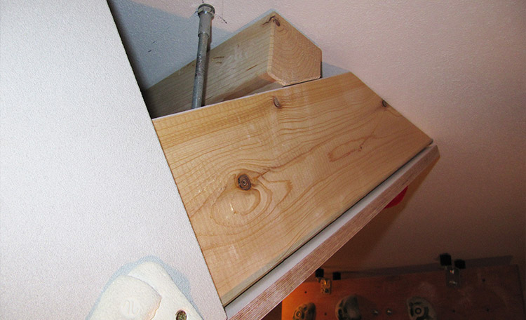 Montage van de dwarsbalken Close-up van houten balken