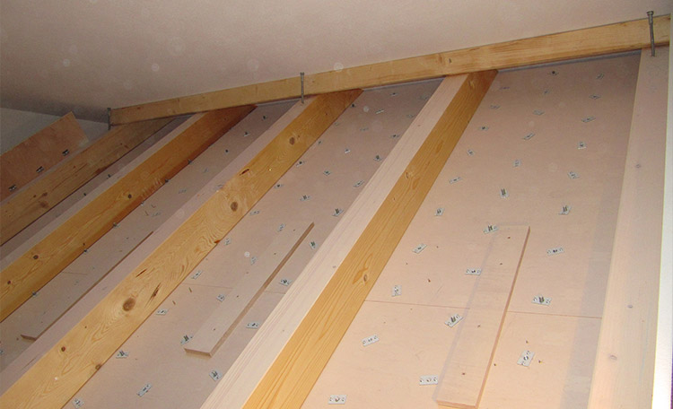 Montage van de langsliggers Close-up van de achterkant van een boulderwand