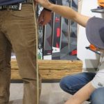 The leg length is measured on the outside from the waist over the hip to below the ankle. | Photo: Ulrike Heidinger